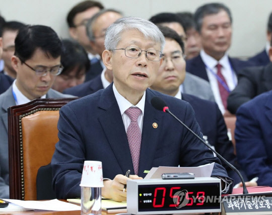 18일 오전 국회에서 열린 과학기술정보방송통신위원회의 과학기술정보통신부 소관 감사대상기관 종합국정감사에서 최기영 과학기술정보통신부 장관이 의원 질의에 답변하고 있다. 연합뉴스